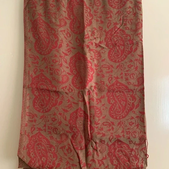 ✨Host Pick✨ NWOT Dark Red Shawl with Beautiful Patterns - Picture 3 of 3